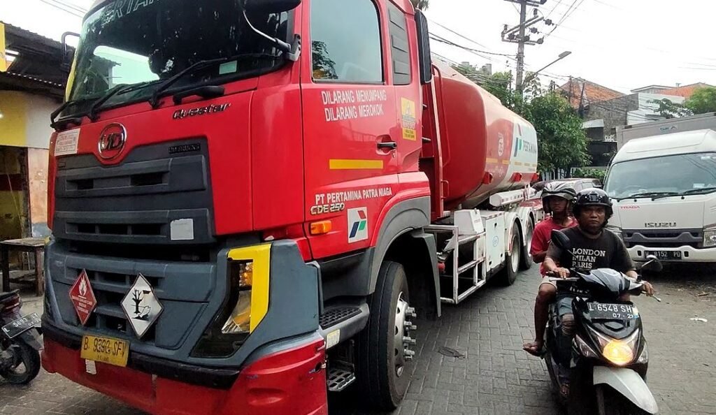 Truk Area SPBU Perak Barat 5 Pertamina BBM