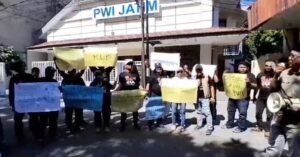 Wartawan PWI Jatim KLB