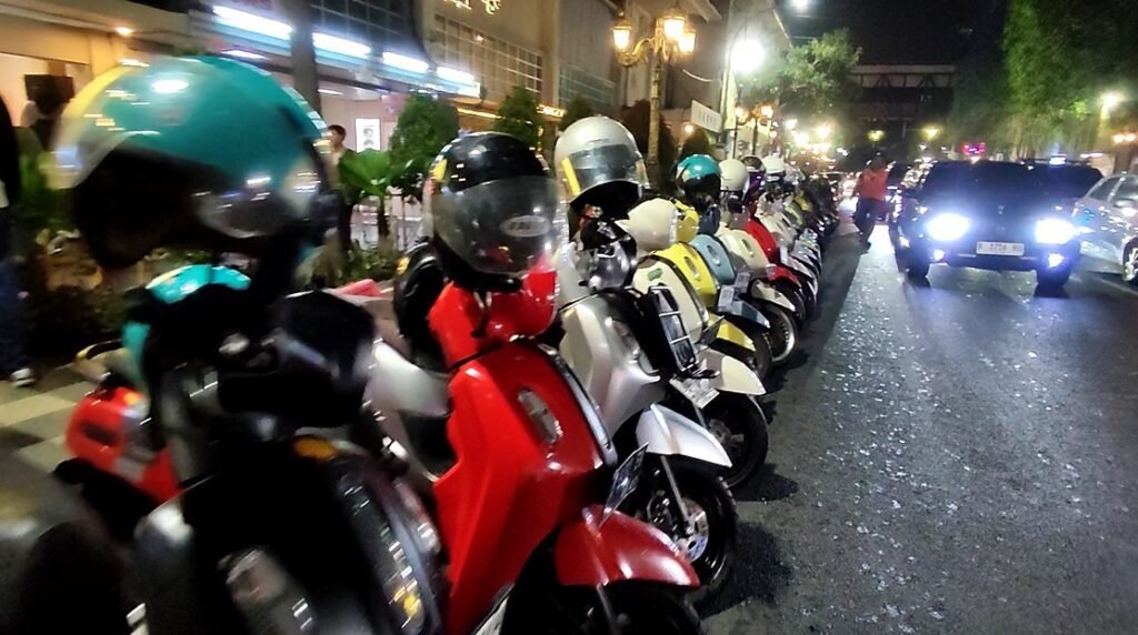 Jalan Tunjungan Yamaha FOMO Fazzio Hybrid Movement Haijatim Tunjungan Yamaha FOMO