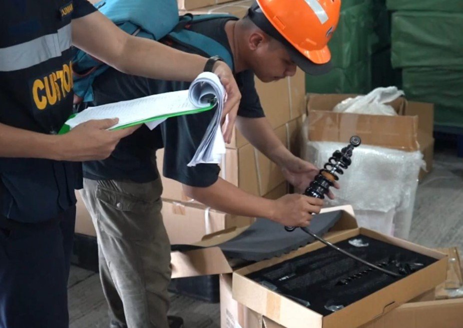 Bea Cukai Customs Suspensi Haijatim Bea Cukai Tanjung Perak Bongkar Barang Ilegal Terminal Teluk Lamong