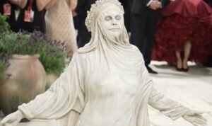 Heidi Klum Patung Marmer Met Gala