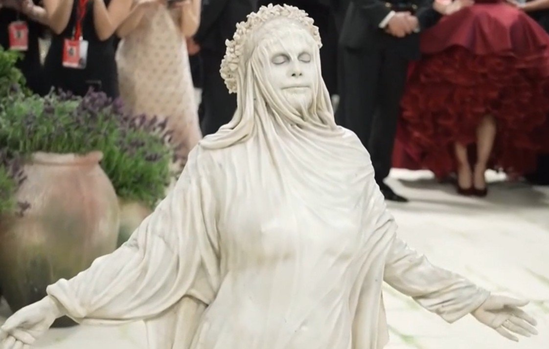 Heidi Klum Patung Marmer Met Gala