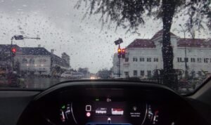 Hujan di mobil Haijatim Prakiraan Cuaca BMKG