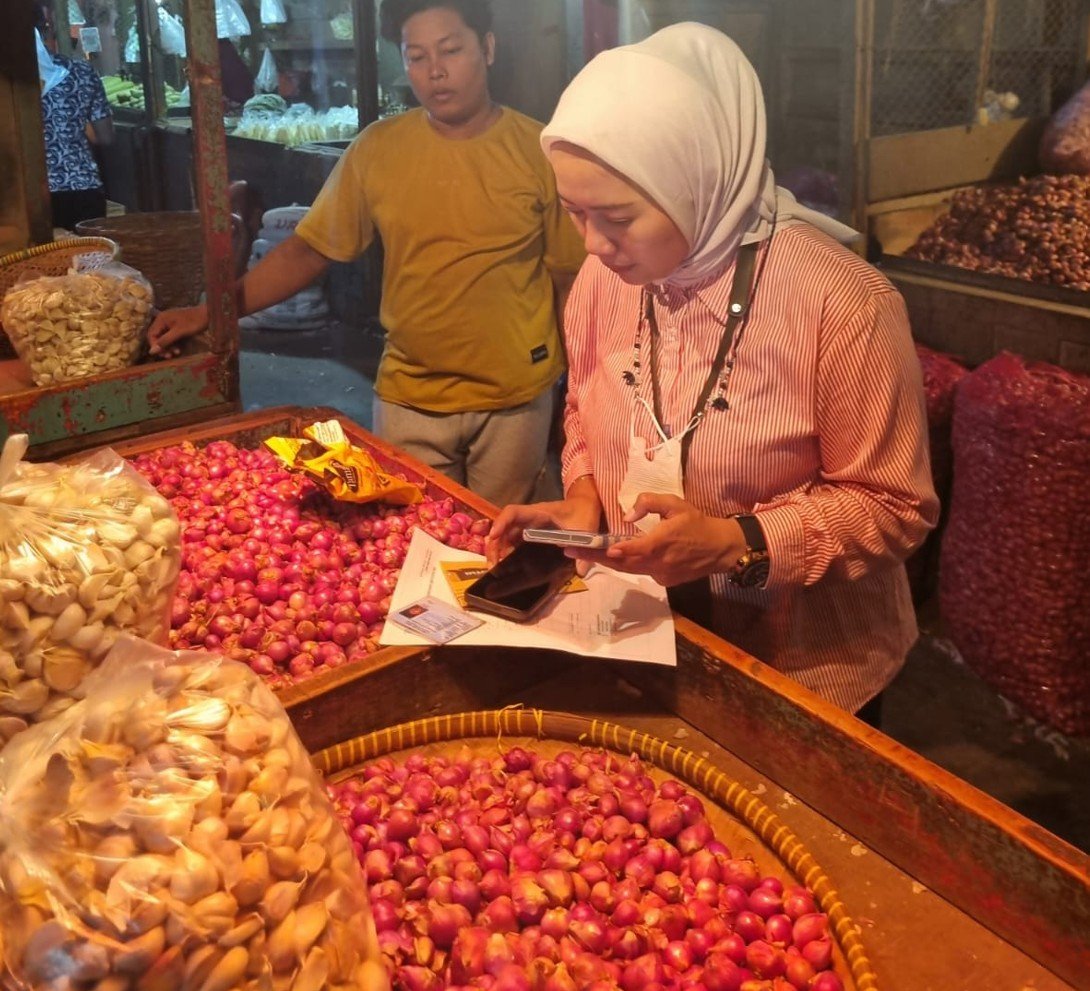 BRI Surabaya Kaliasin Perluas QRIS di Pasar Keputran