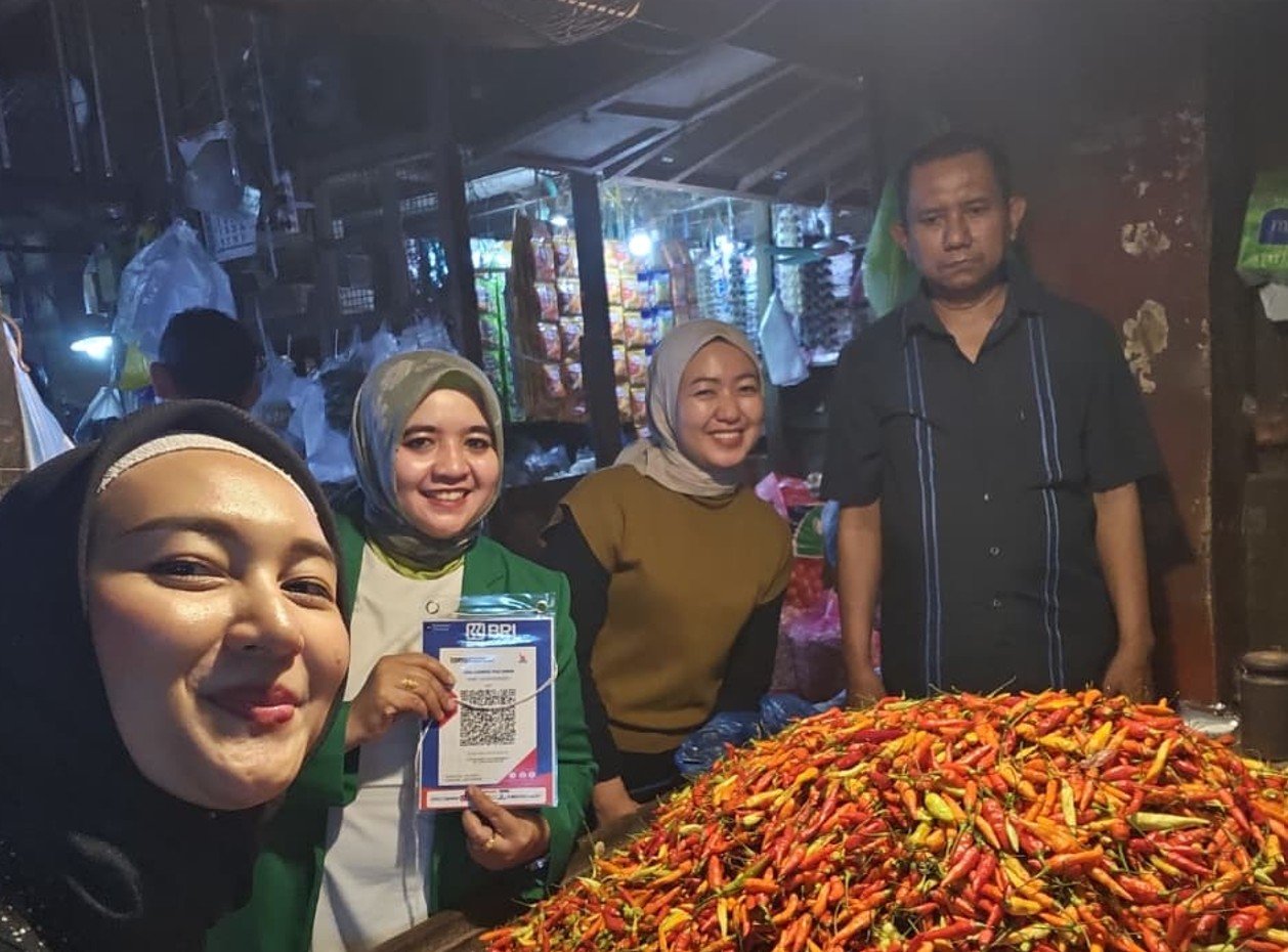 BRI Surabaya Kaliasin Perluas QRIS di Pasar Keputran