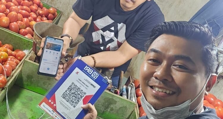 BRI Surabaya Kaliasin Perluas QRIS di Pasar Keputran