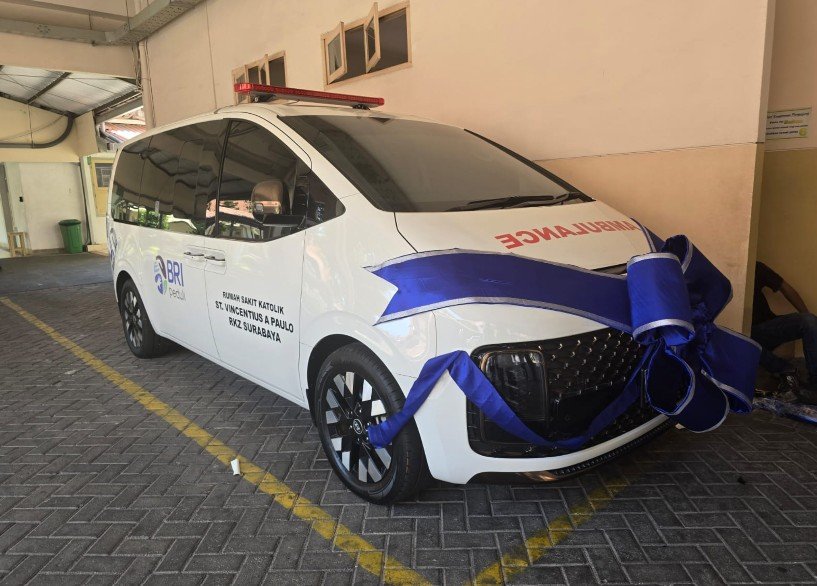 BRI Region 12 Surabaya Serahkan Mobil Ambulans untuk RKZ