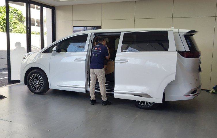 Sportcar Pemeran James Bond Hadir di Danza Haka Bukit Darmo Surabaya