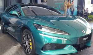 Sportcar Pemeran James Bond Hadir di Danza Haka Bukit Darmo Surabaya