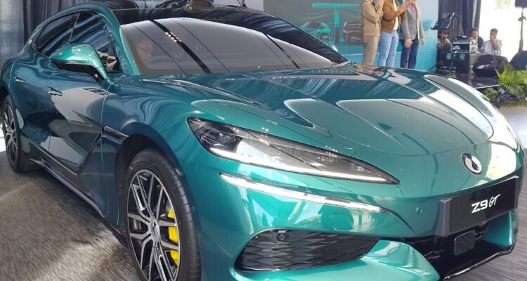 Sportcar Pemeran James Bond Hadir di Danza Haka Bukit Darmo Surabaya