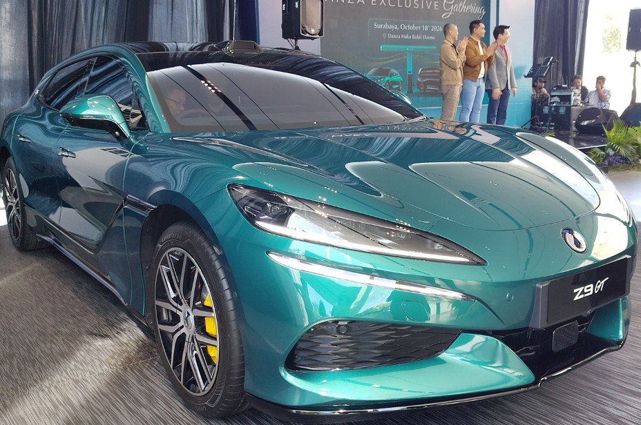 Sportcar Pemeran James Bond Hadir di Danza Haka Bukit Darmo Surabaya